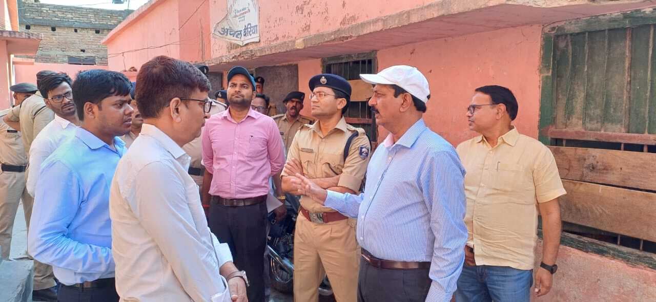 डीएम व एसपी ने किया क्रिटीकल बूथों का निरीक्षण, दिये कई निर्देश