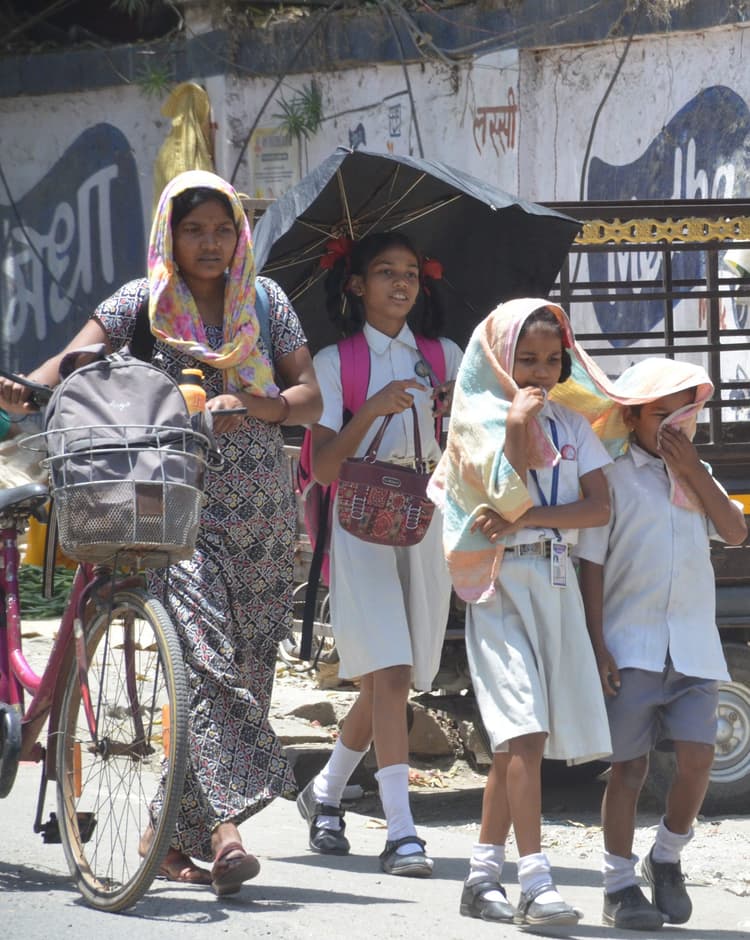 स्कूल की राहों में दुश्वारियाें की तपिश