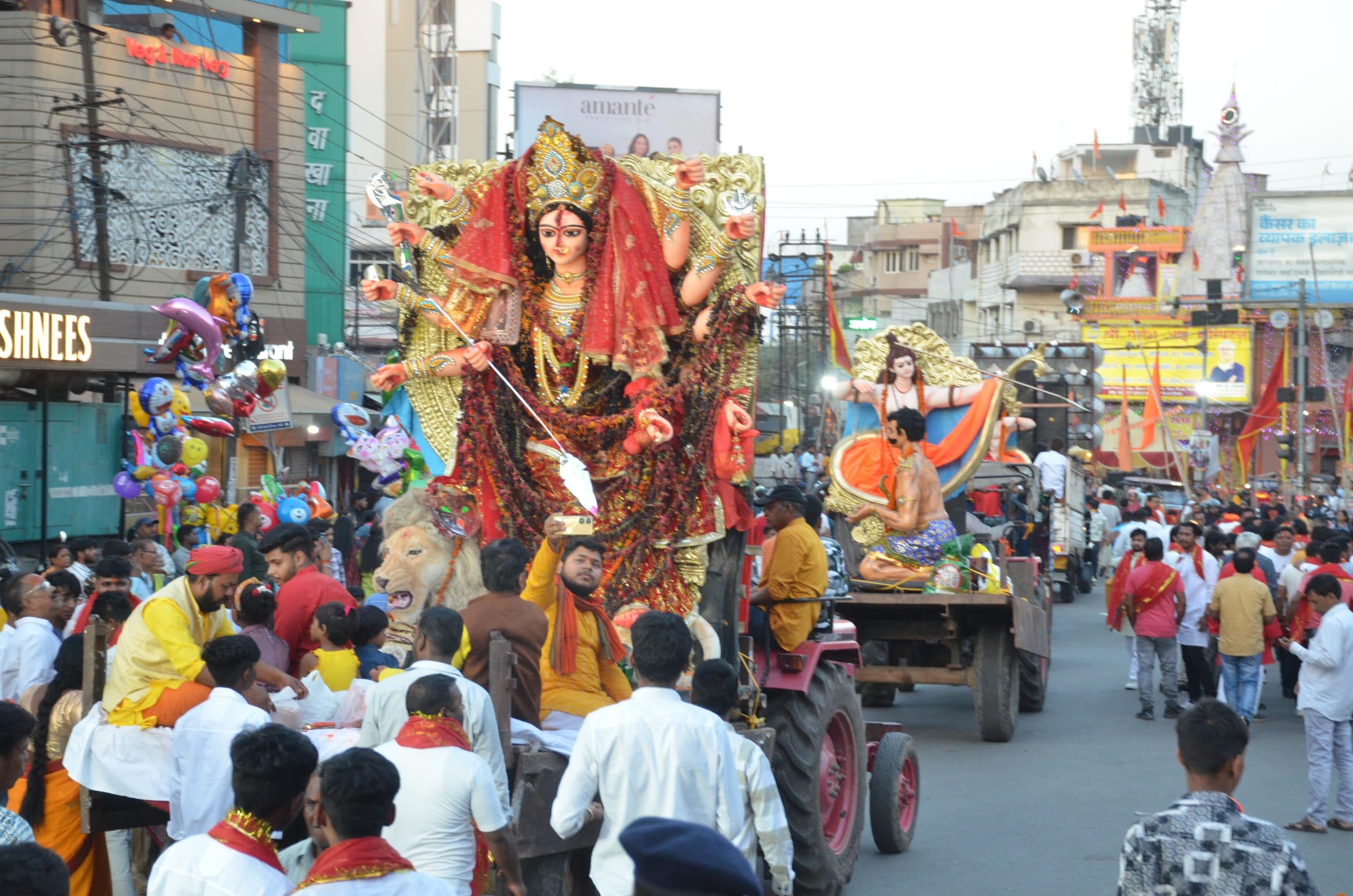 नम आंखों से दी मां दुर्गे की विदाई