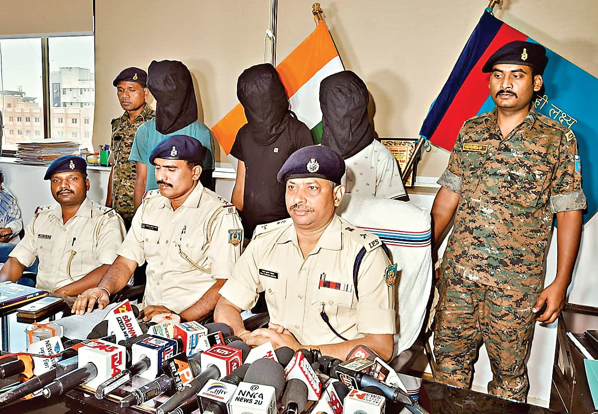 दो लाख रुपये के ब्राउन शुगर के साथ तीन गिरफ्तार