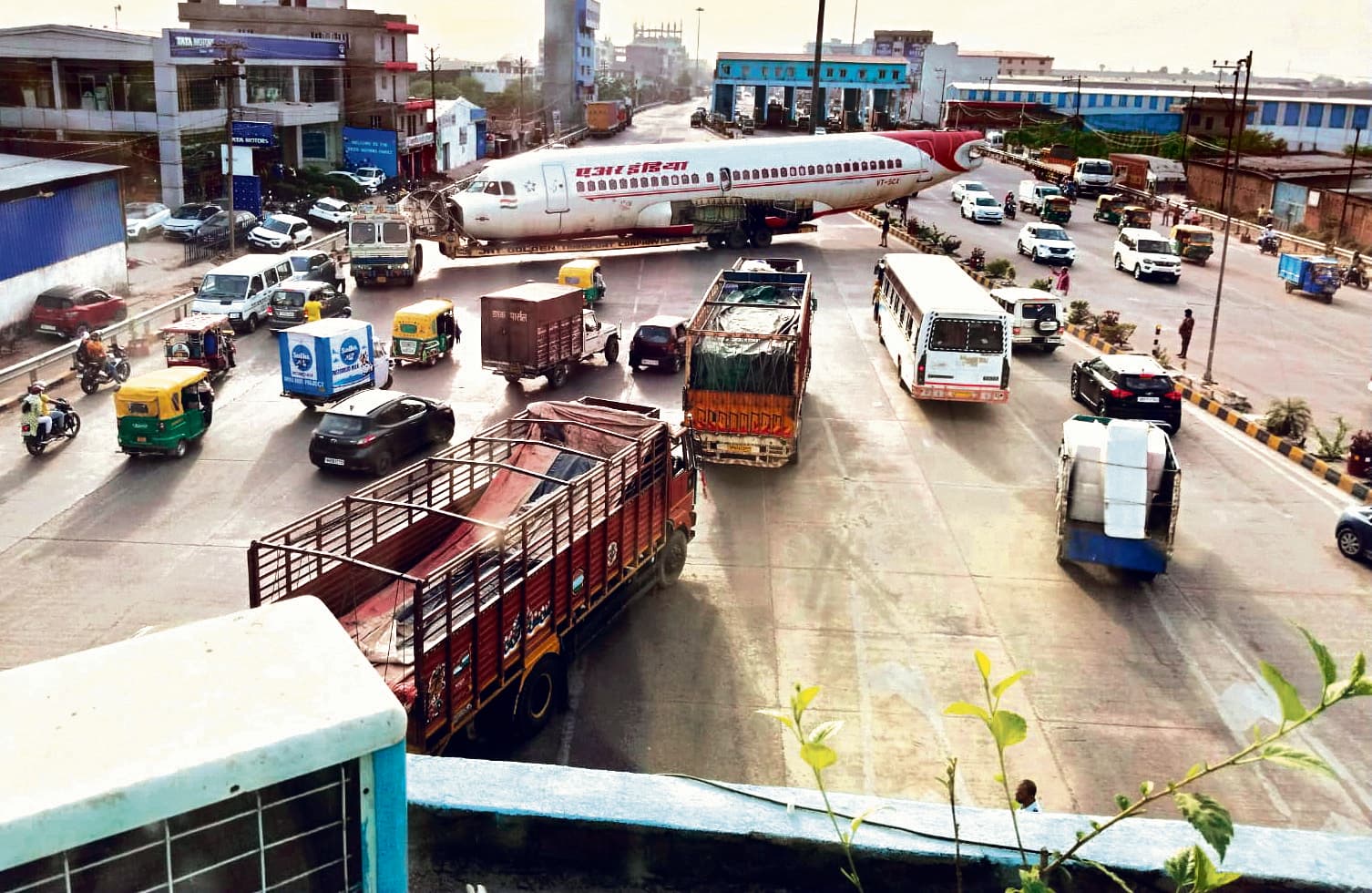 ट्रक पर चला विमान तो लग गया जाम