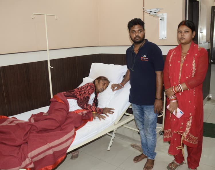 संपत्ति विवाद में दो भाइयों ने अस्पताल में भर्ती मां के साथ की धक्का मुक्की, भाई को पीटा