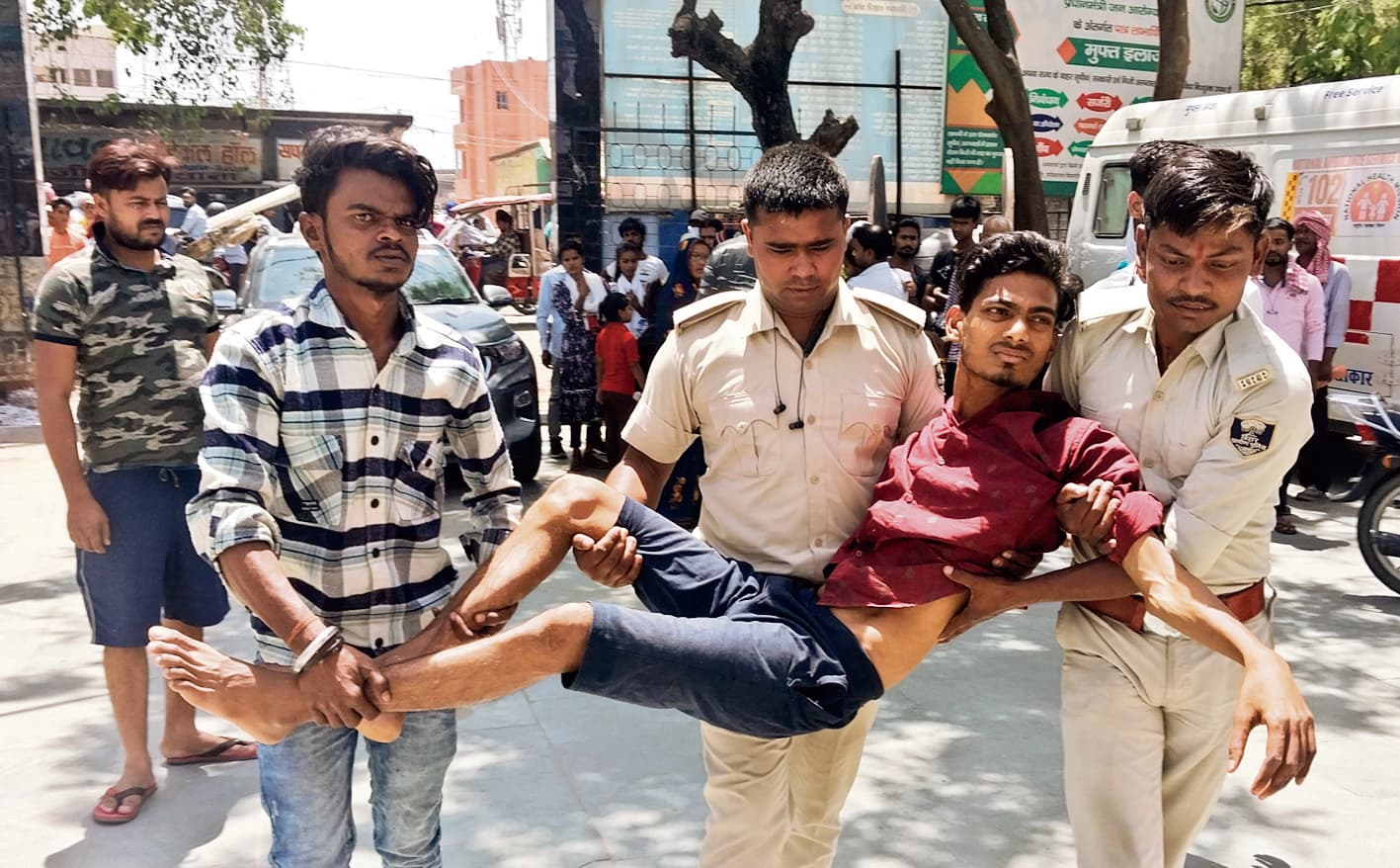 घर के बाहर बैठे युवक को गोली मारकर किया जख्मी, फिर साथ ले गया बदमाश