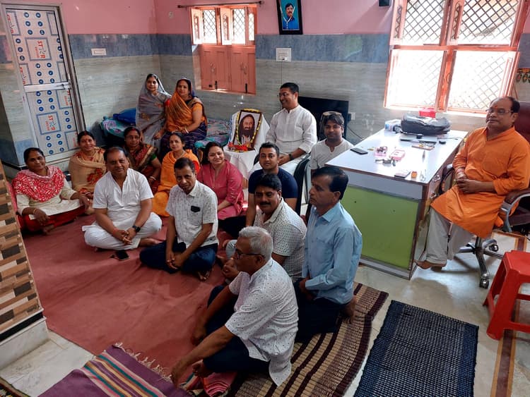 को-ऑर्डिनेटर ने बच्चों को सिखाया ध्यान की कला