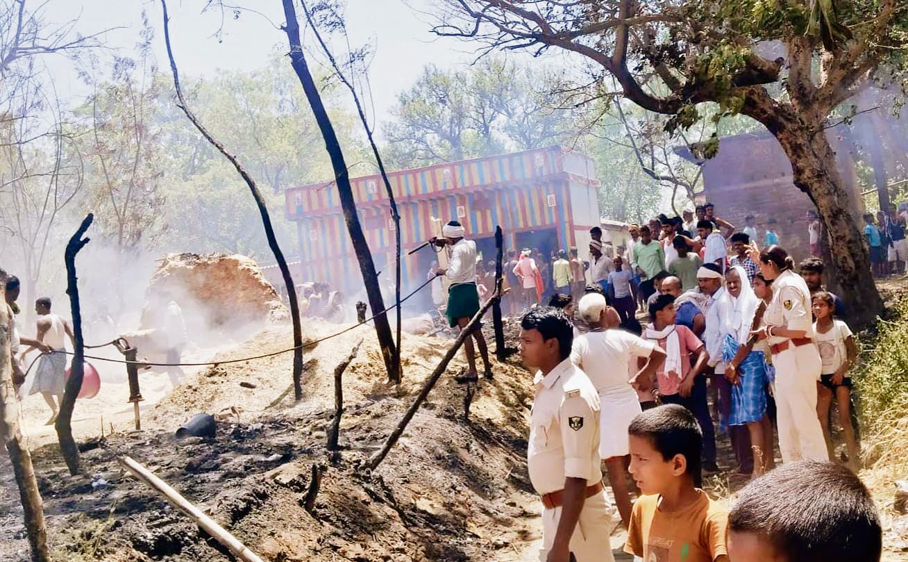 बहरामपुर में बिजली के शॉर्ट सर्किट से लगी आग में जला 20 लोगों का आशियाना