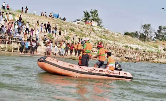 दो किशोरियां गंगा में डूबीं, एक का शव बरामद, दूसरे की खोज जारी