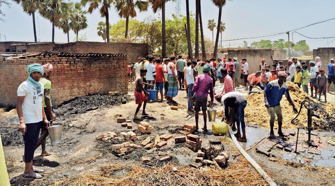 अगलगी की घटनाओं में 30 घर जलकर स्वाहा, मांझी में झोंपड़ीनुमा घर में लगी आग