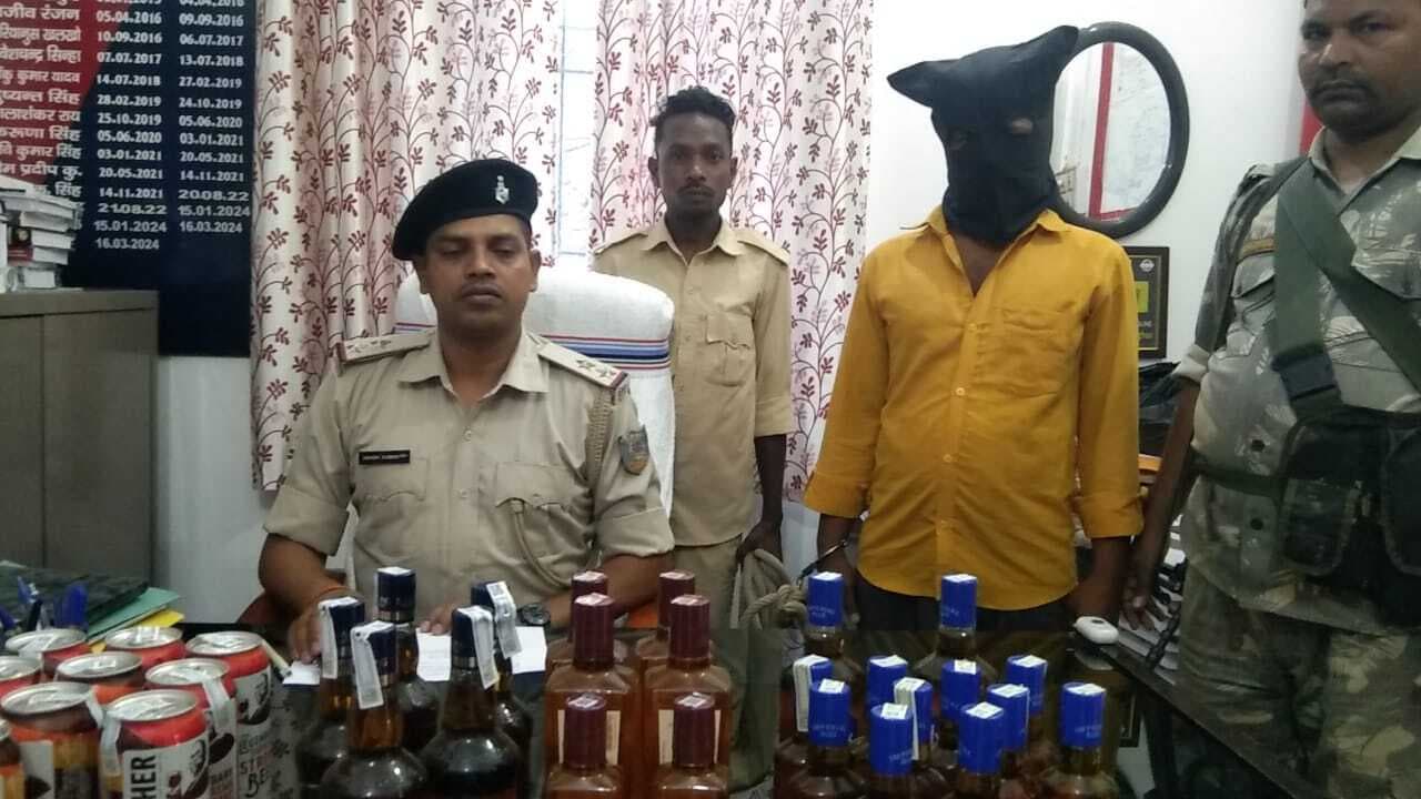 किराना दुकान की आड़ में अवैध रूप से बेची जा रही शराब पुलिस ने की जब्त, दुकानदार गिरफ्तार