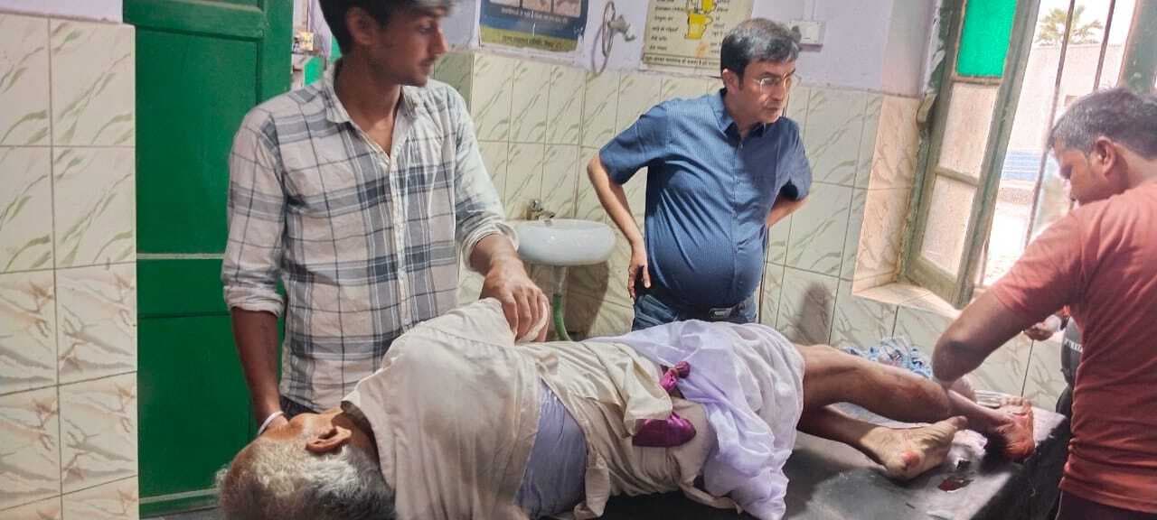 ट्रक की ठोकर से एक बुजुर्ग जख्मी, अस्पताल में भर्ती