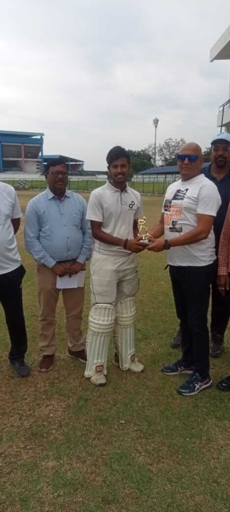 हार के बावजूद एल टाउन की टीम शीर्ष पर