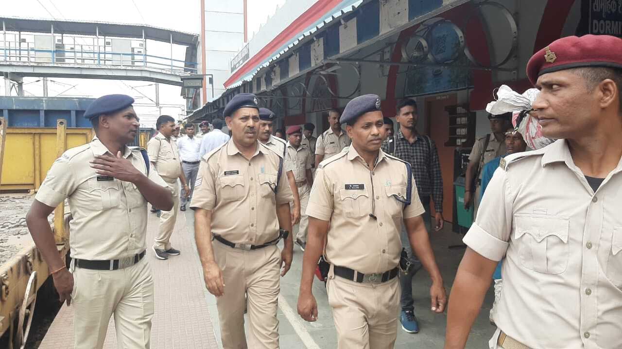 बिना टिकट यात्रा करने समेत रेलवे एक्ट के उल्लंघन मामले में 111 रेल यात्रियों से वसूला जुर्माना