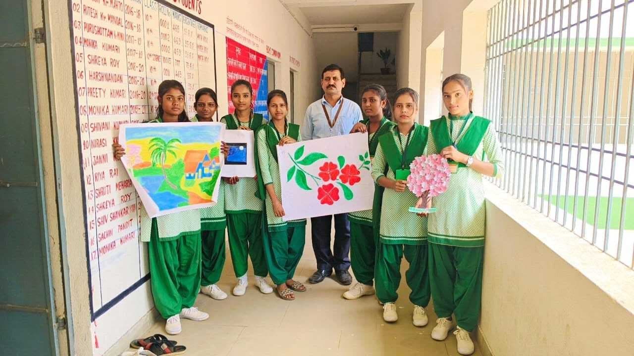 पृथ्वी दिवस पर विद्यार्थियों ने प्लास्टिक का उपयोग नहीं करने की ली शपथ, बनायी पेंटिंग