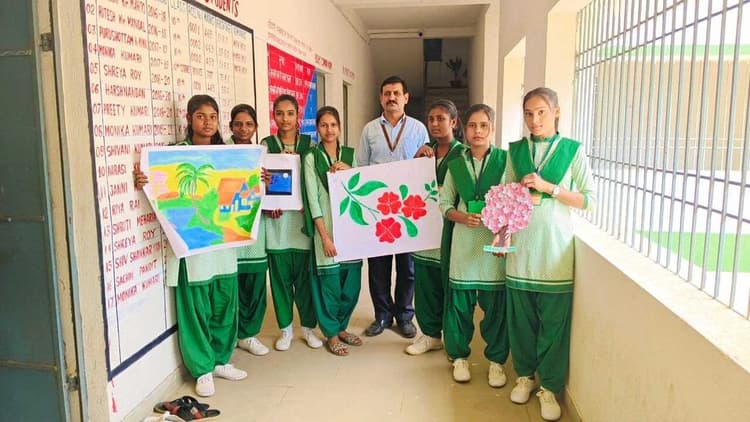 पृथ्वी दिवस पर विद्यार्थियों ने प्लास्टिक का उपयोग नहीं करने की ली शपथ, बनायी पेंटिंग