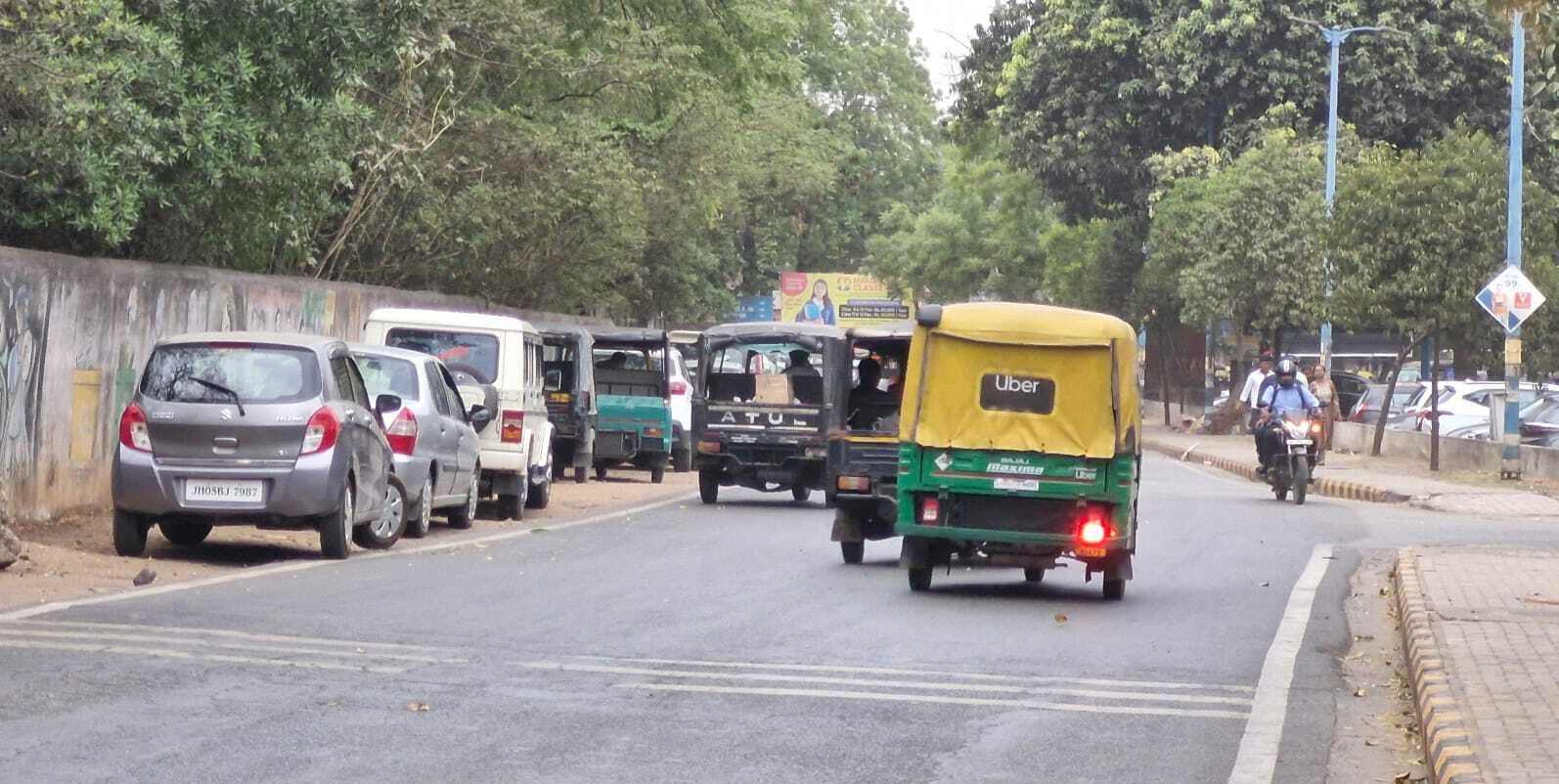 जमशेदपुर अक्षेस कार्यालय से पोस्ट ऑफिस तक अवैध स्टैंड बन रहे जाम की वजह