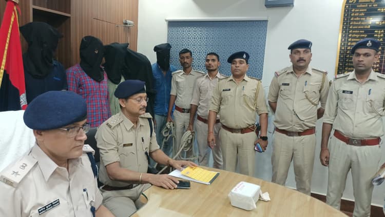 जमीन खोद कर अपह्त युवक का नरकंकाल निकाला