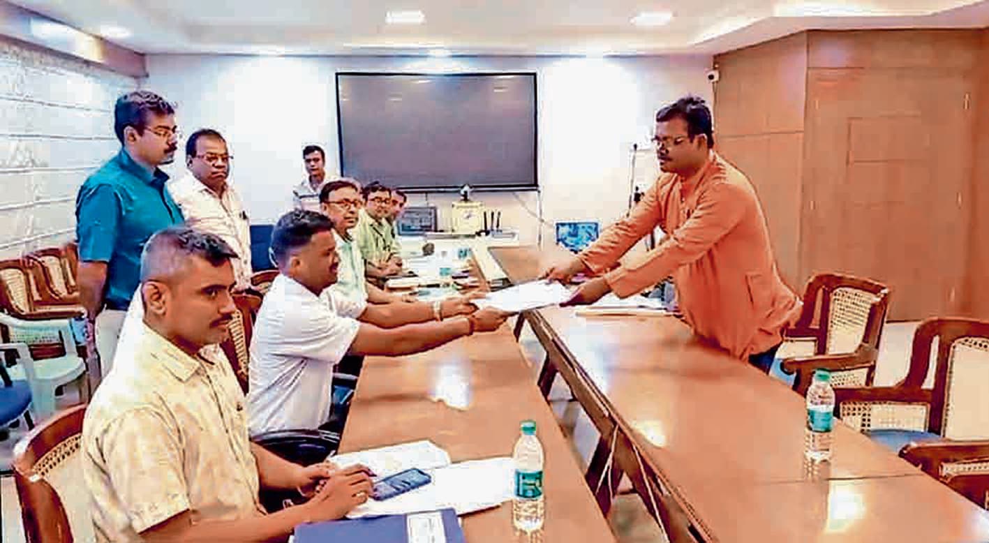 माकपा, भाजपा, तृणमूल कांग्रेस करने के बाद बतौर निर्दल प्रार्थी सुजीत ने भरा पर्चा