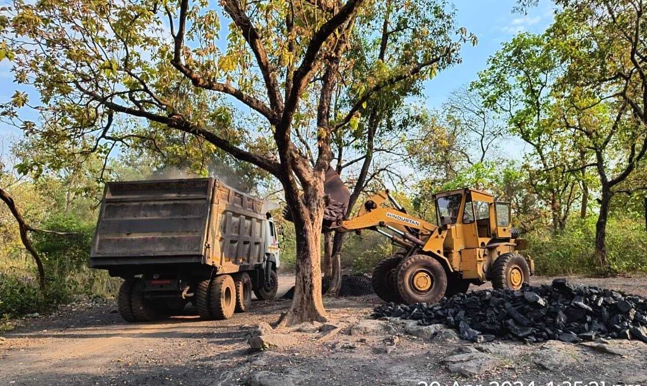 बंगाल व झारखंड के उद्योगों में खप रहा अवैध कोयला