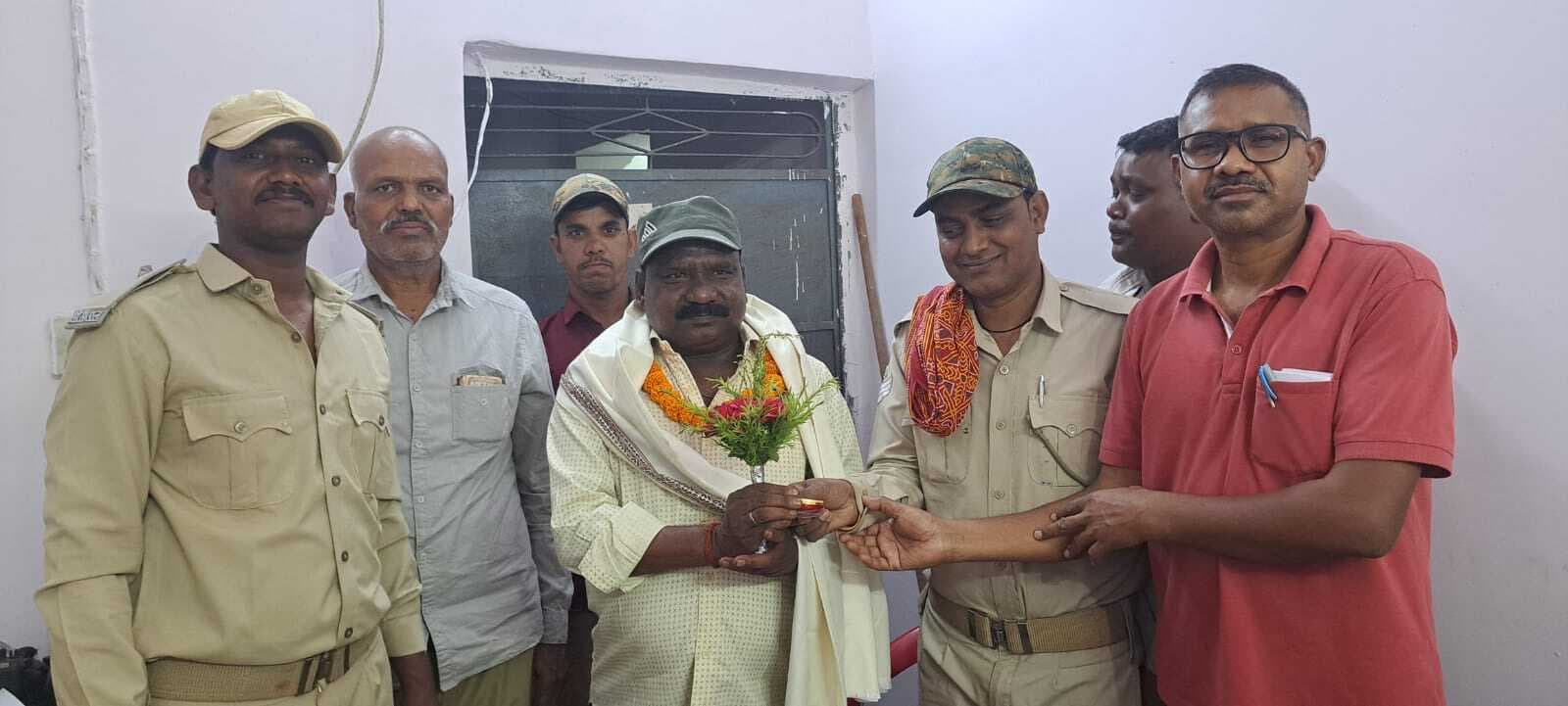 सेवानिवृत्त सुरक्षा प्रहरी को दी गयी विदाई