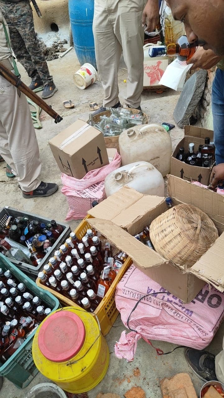 बड़की चिदरी के तीन घरों से भारी मात्रा में अवैध विदेशी शराब जब्त