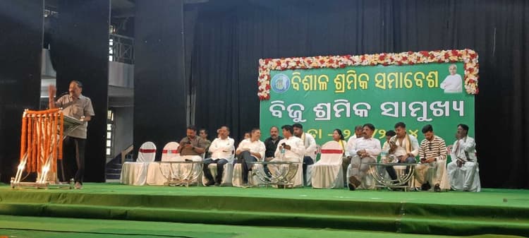 आमो मजदूर संघ की गौरी मुंडारी, प्रशांत मांझी समेत कई श्रमिक संगठनाें के प्रतिनिधि बीजू श्रमिक सामुख्य में शामिल
