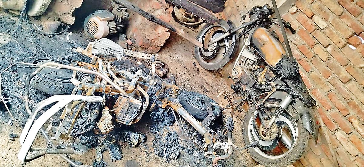 इलेक्ट्रॉनिक स्कूटी में आग लगी, बगल में रखे कई वाहन जले
