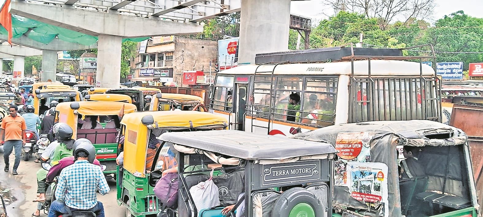 रातू रोड में डेढ़ किमी तय करने में एक घंटा हो रहा बर्बाद