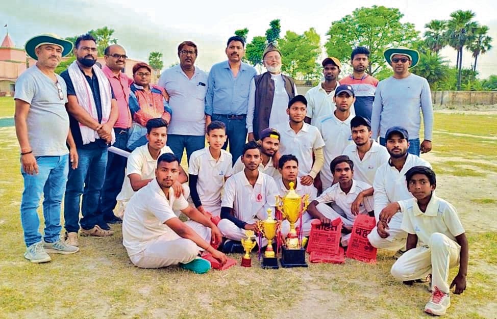 सिमरवारा की टीम ने एक रन से डुमरा की टीम को हराकर जमाया ट्रॉफी पर कब्जा