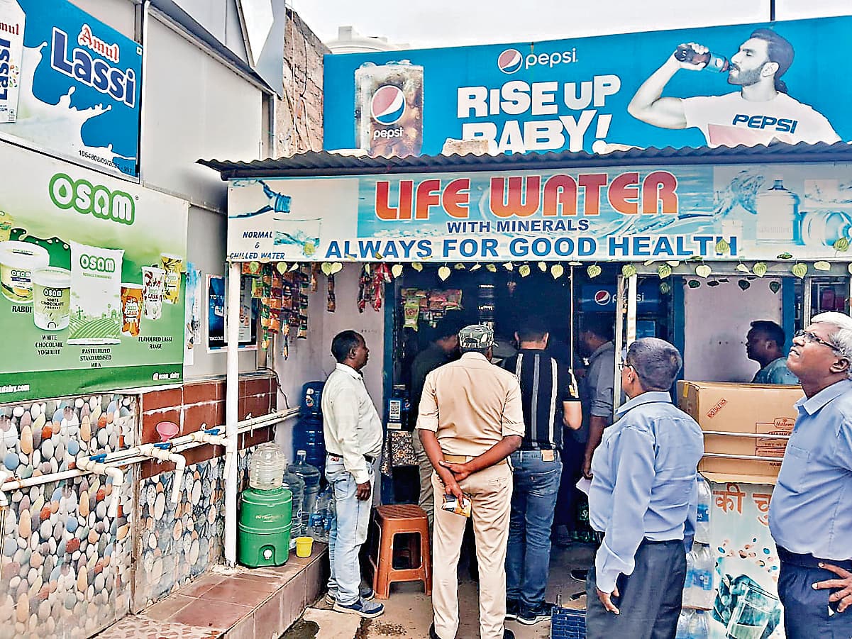 20 जार वाटर प्लांट की हुई जांच, पांच को कराया गया बंद