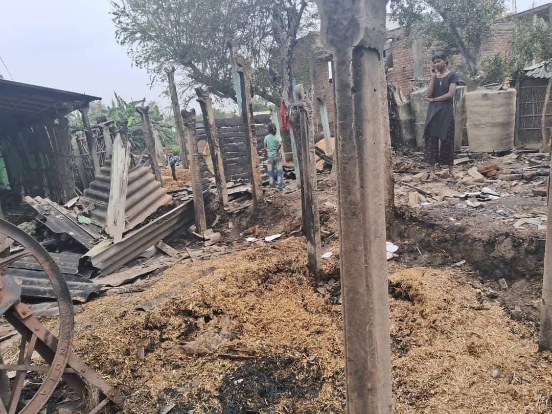 आग लगने से दर्जनों परिवार का घर जलकर राख कई मवेशी भी झुलस