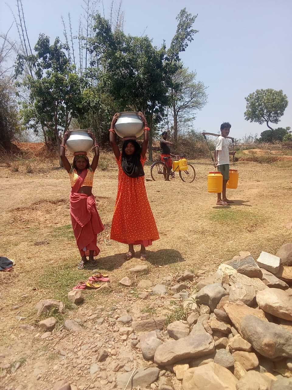 चुआं का पानी पीने को विवश हैं ग्रामीण