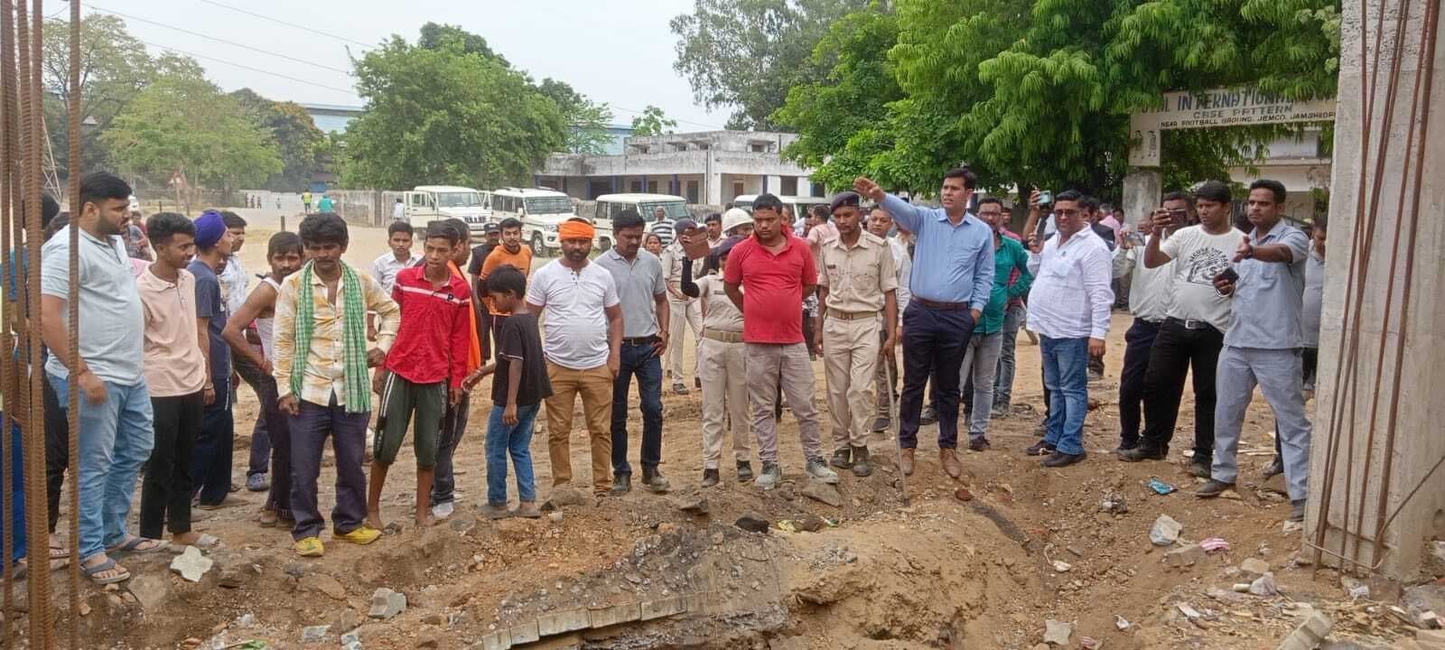 जेम्को मैदान घेरने पहुंचे टाटा स्टील के अधिकारियों को स्थानीय लोगों ने रोका