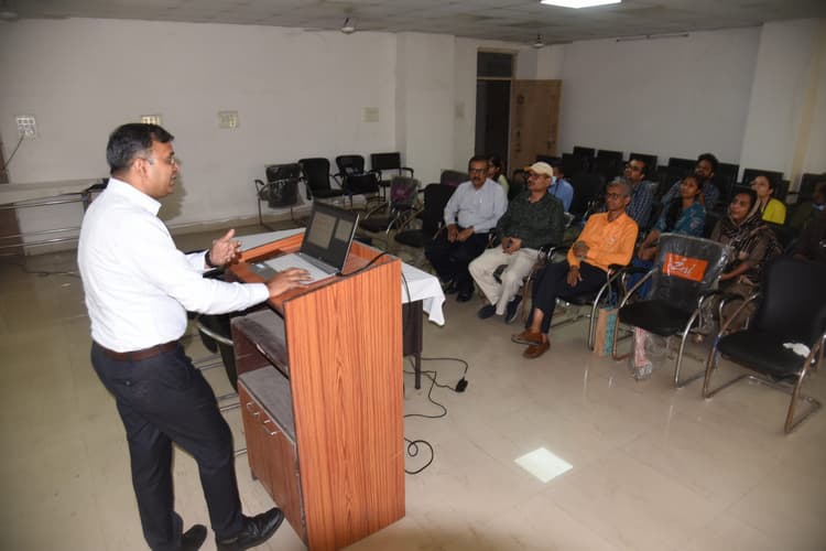 एमजीएम कॉलेज के छात्रों ने बच्चों के खांसी के इलाज के बारे में ली जानकारी