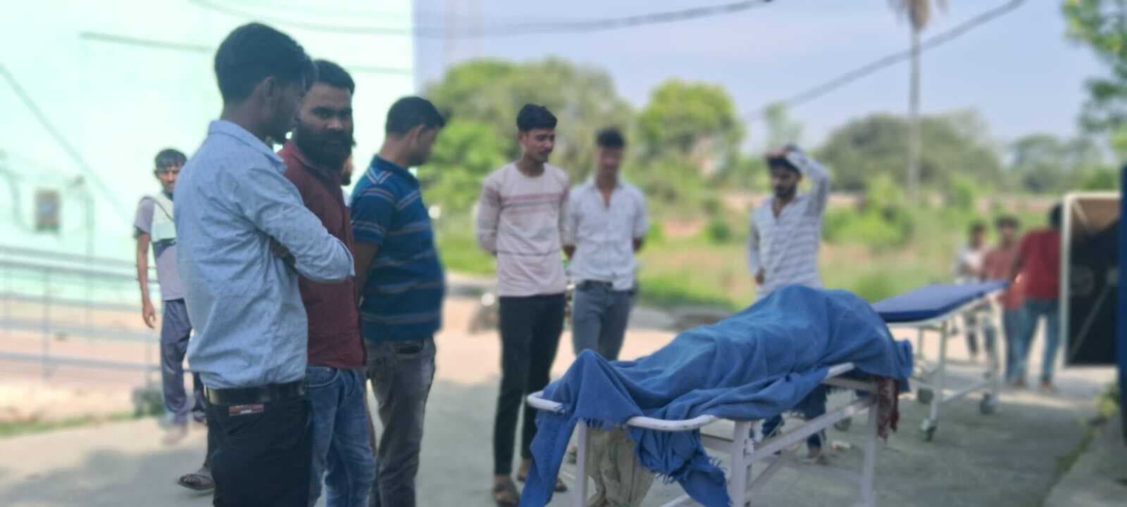 ट्रक-टैंकर की टक्कर में टैंकर के खलासी की मौत, चालक घायल