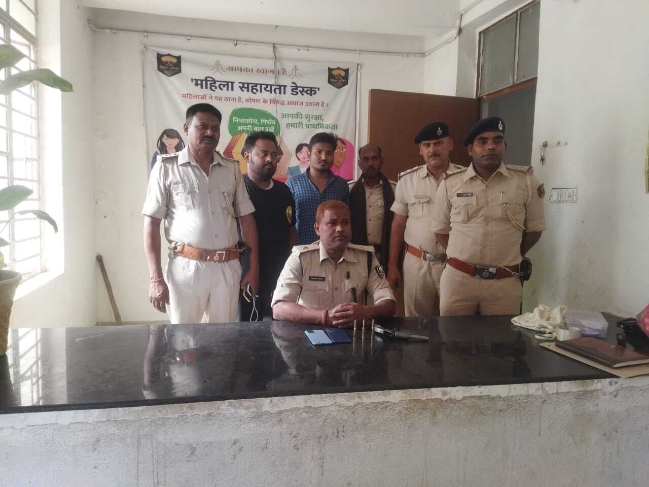 आर्म्स के साथ दो युवक गिरफ्तार, कार जब्त