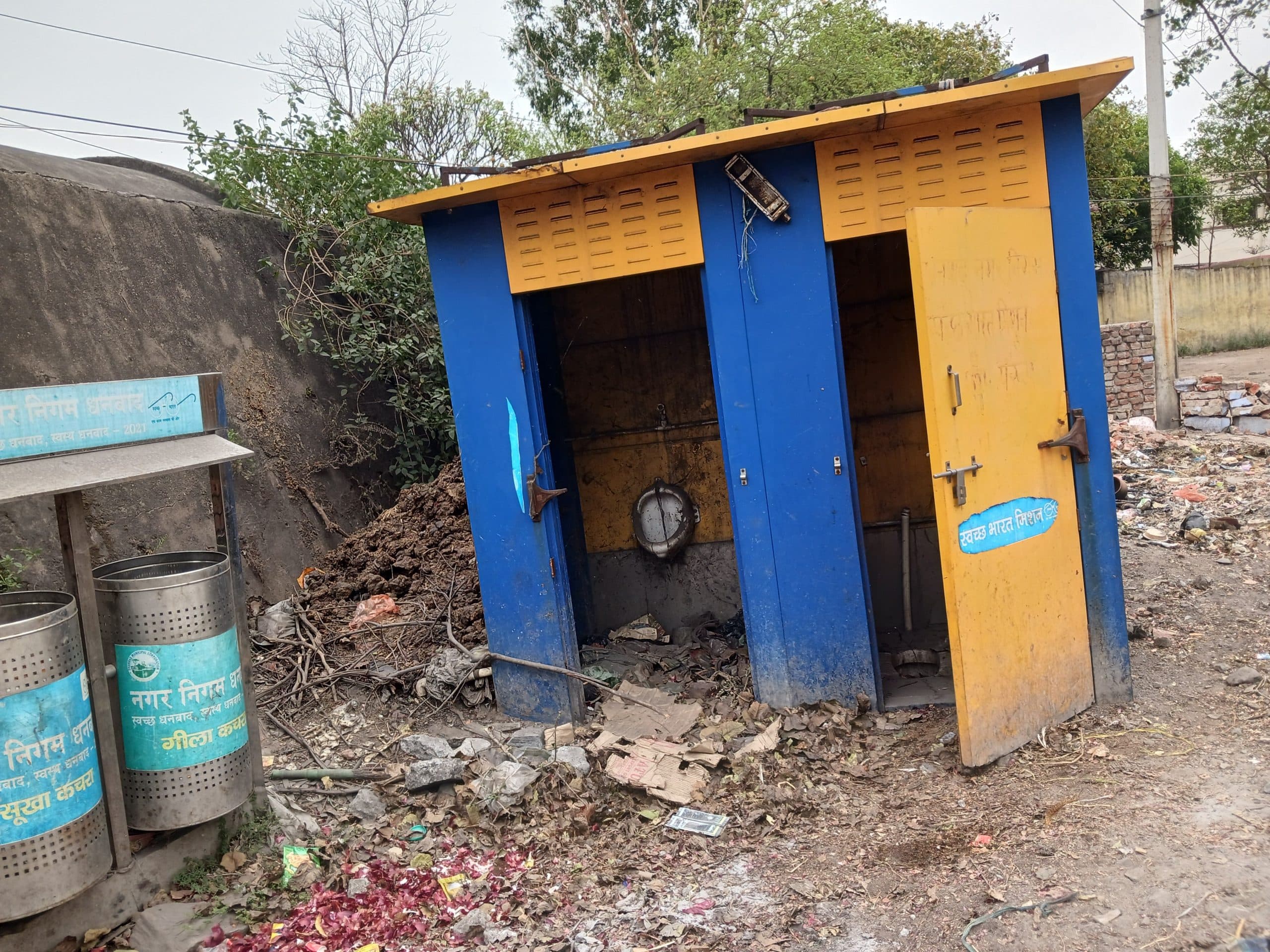 भौंरा नीचे बाजार में निगम का ढाई लाख का मॉडयूलर शौचालय बना कूड़ेदान