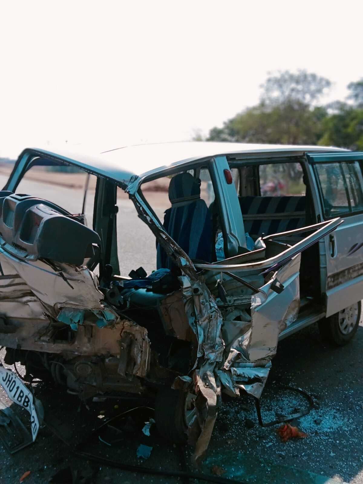 बस ने मारी वैन को टक्कर, तीन महिला समेत पांच घायल