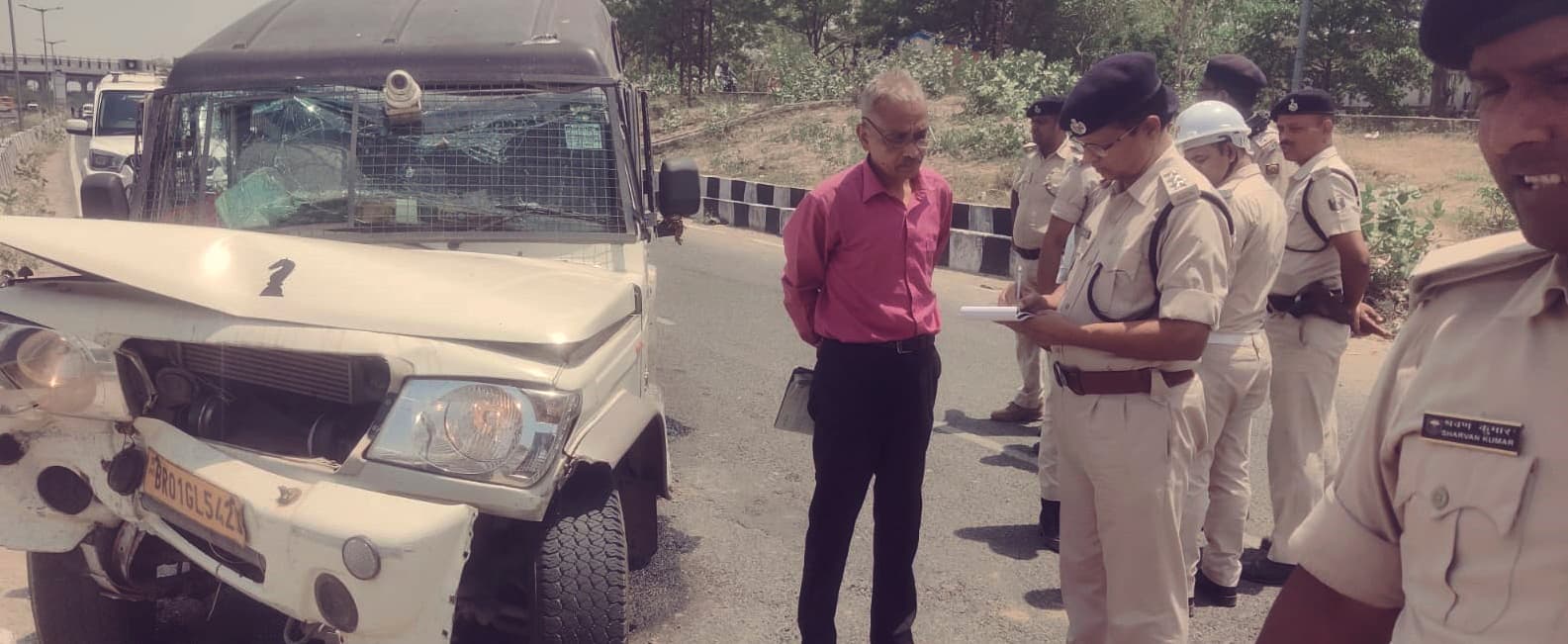 गंगापथ पर कैश वैन डिवाइडर से टकराया, चालक, गनमैन सहित चार घायल