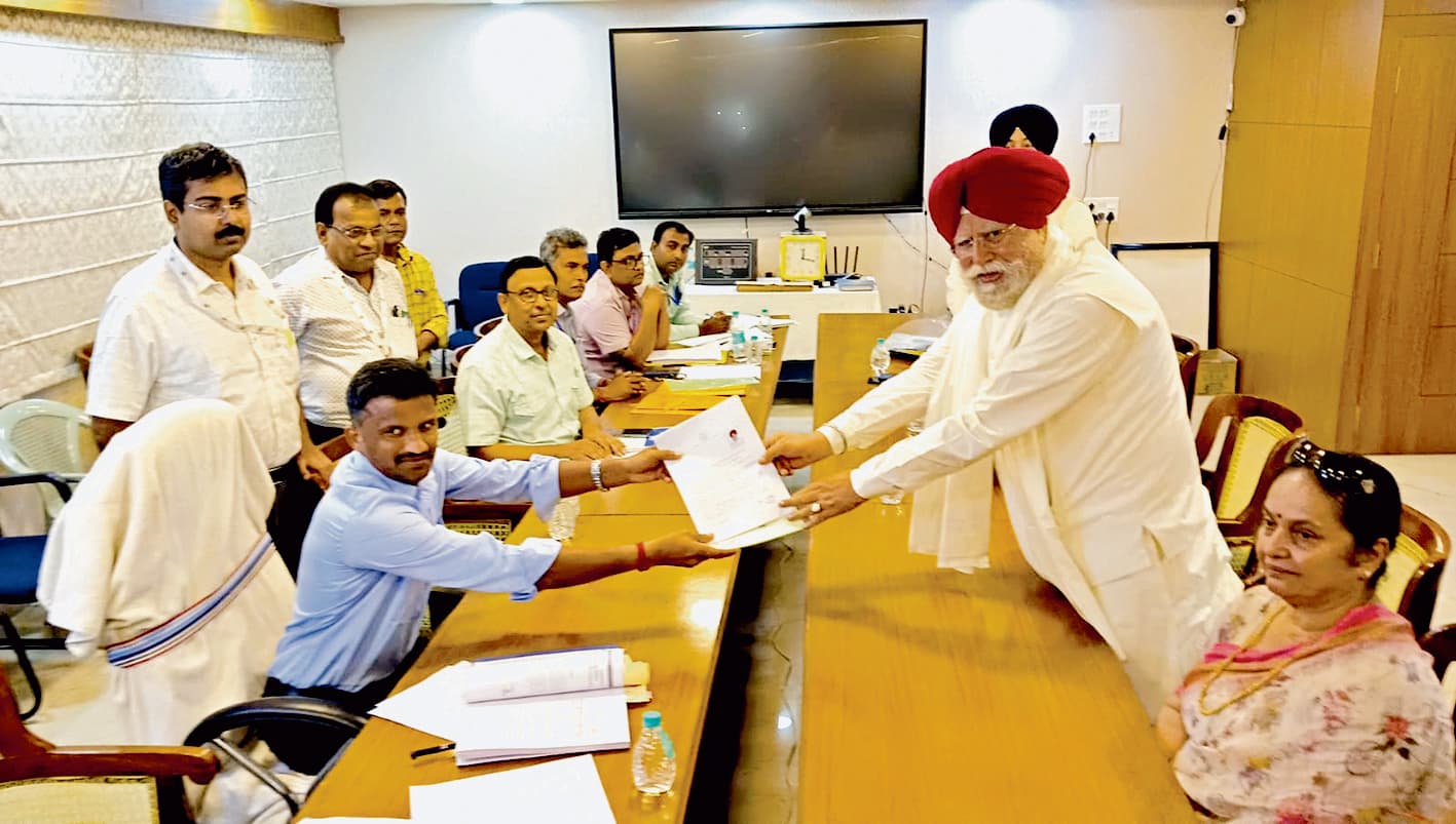 छह बार सांसद व केंद्रीय मंत्री रहे अहलूवालिया और उनकी बीवी के पास अपना मकान नहीं