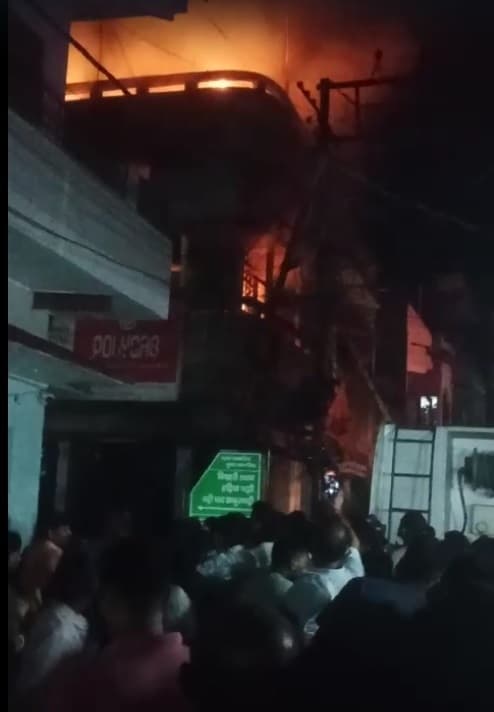 Bhagalpur News: नवगछिया बाजार में बैग की दुकान में लगी आग, अफरा-तफरी