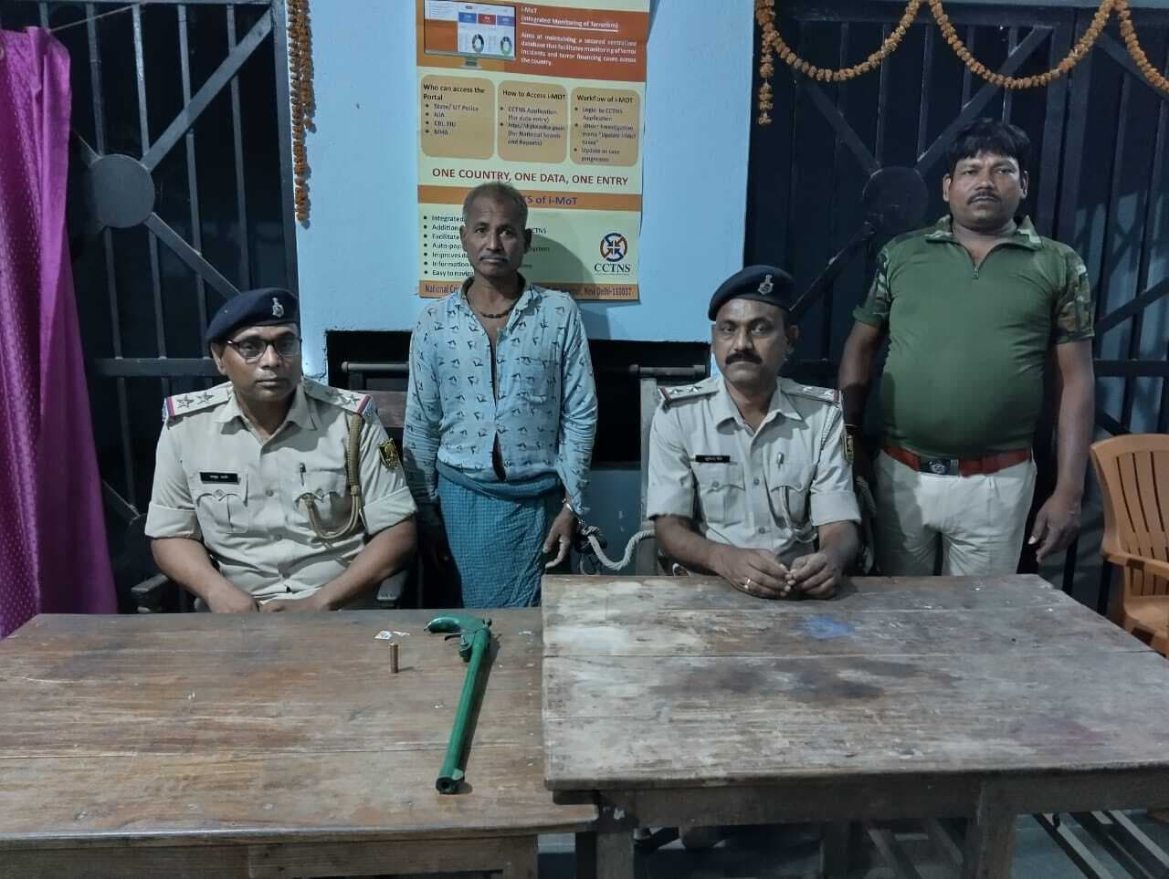 भरतखंड पुलिस ने देसी कट्टा के साथ आरोपित गिरफ्तार