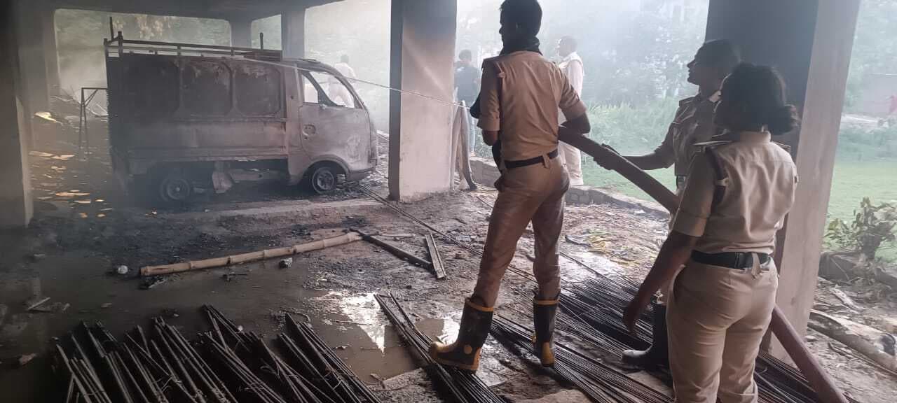 दिल्ली मोड़ में अपार्टमेंट में लगी भीषण आग, फंस गये ऊपरी तल के कई परिवार