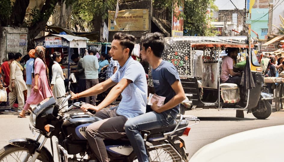 बिना हेलमेट बाइक पर भर रहे फर्राटे, गंवा रहे जिंदगी