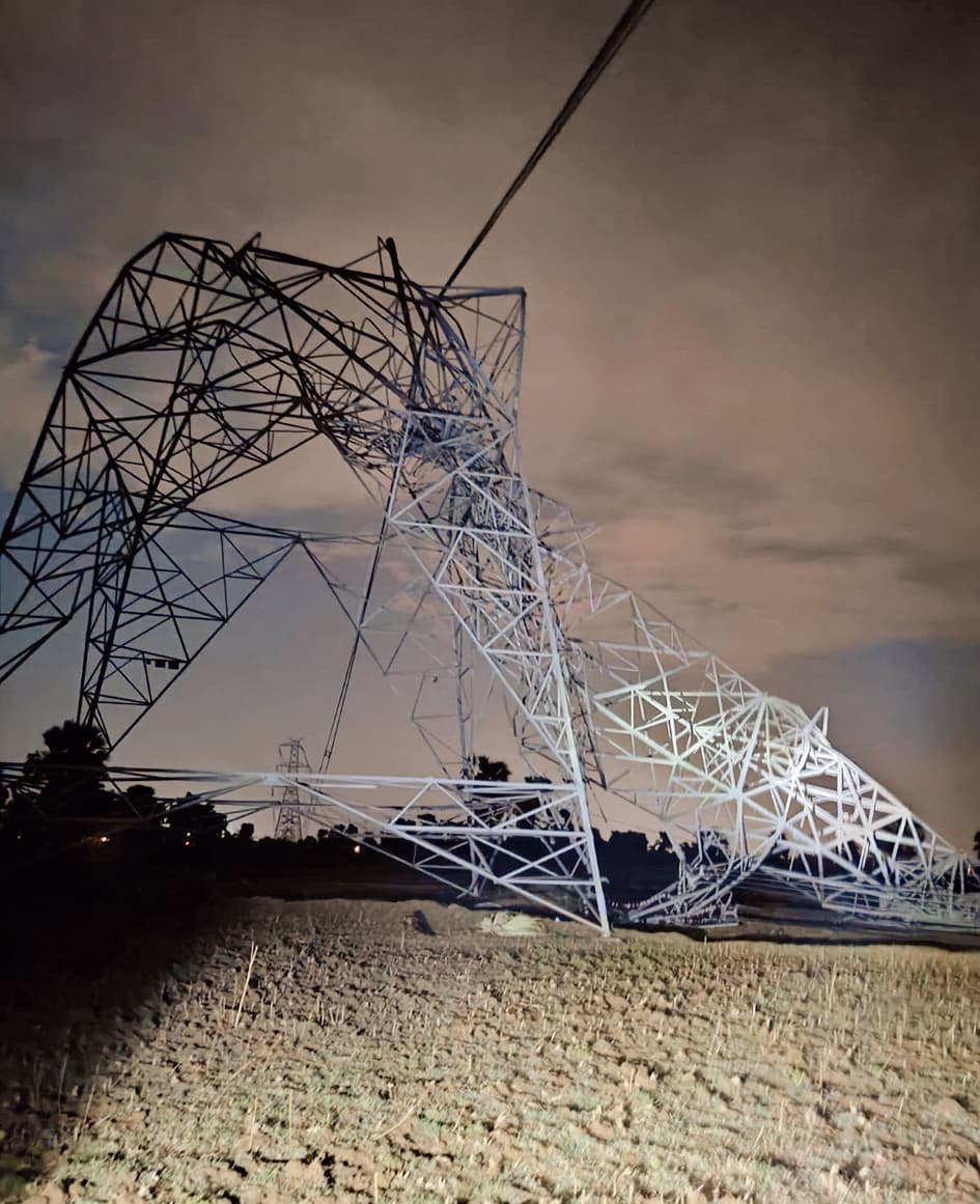 आंधी के दौरान बोधगया में 400 केवी के तीन टावर गिरे