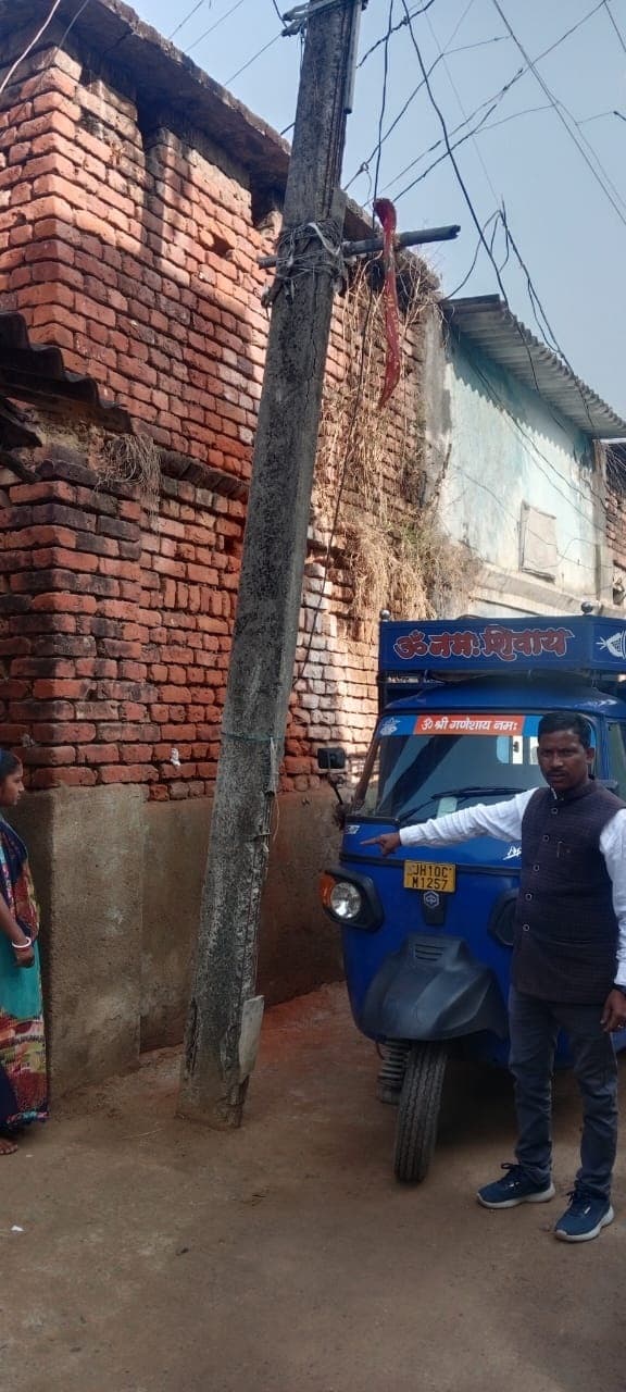 जर्जर बिजली पोल दे रहा दुर्घटना को आमंत्रण