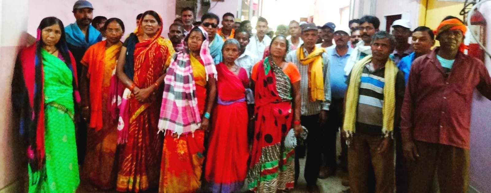 बकाये वेतन को लेकर मजदूरों ने डीजीएम को घेरा