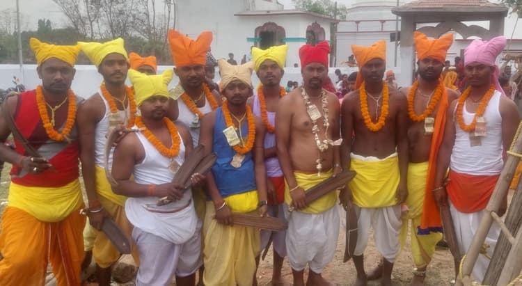 30 फीट ऊंचे खूंटे पर झूल कर दिखायी भक्ति