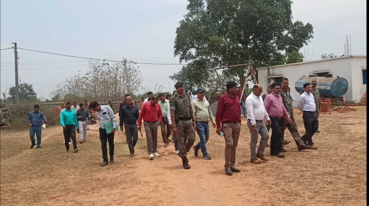 चुनाव को लेकर डीडीसी ने नक्सल प्रभावित क्षेत्र का किया दौरा