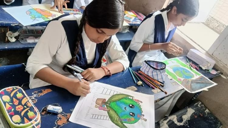 गुरुनानक स्कूल में फेस पेंटिंग प्रतियोगिता