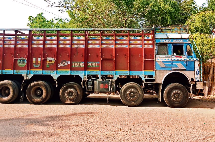 ट्रक से कार में हुई टक्कर, चालक को अगवा कर ले गये नवादा