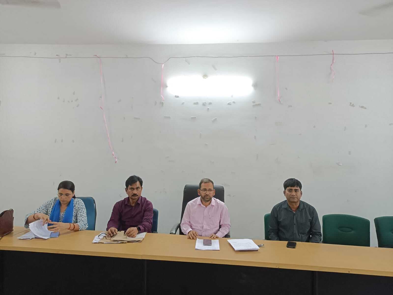 सभी बूथों पर जरूरी सुविधाएं उपलब्ध कराएं : एडीएम
